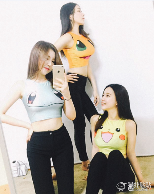 Hội bạn gái Hàn đua nhau sexy với áo hở eo in hình họa