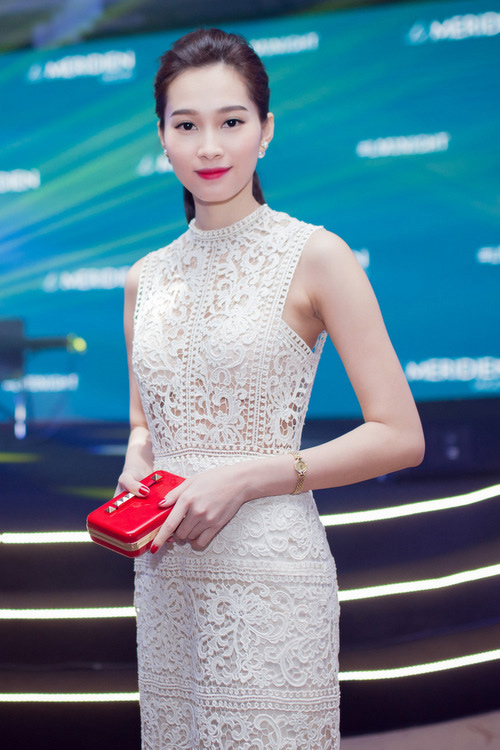 Váy áo ‘hở mà không hư’ của mỹ nhân Việt