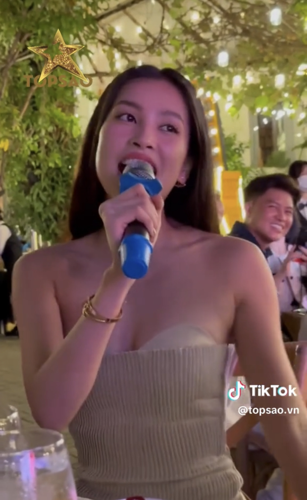 Hoa hậu Tiểu Vy gặp sự cố lộ nội y tại sự kiện