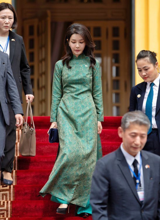 Màn diện áo dài gây sốt MXH của Đệ nhất phu nhân Hàn Quốc