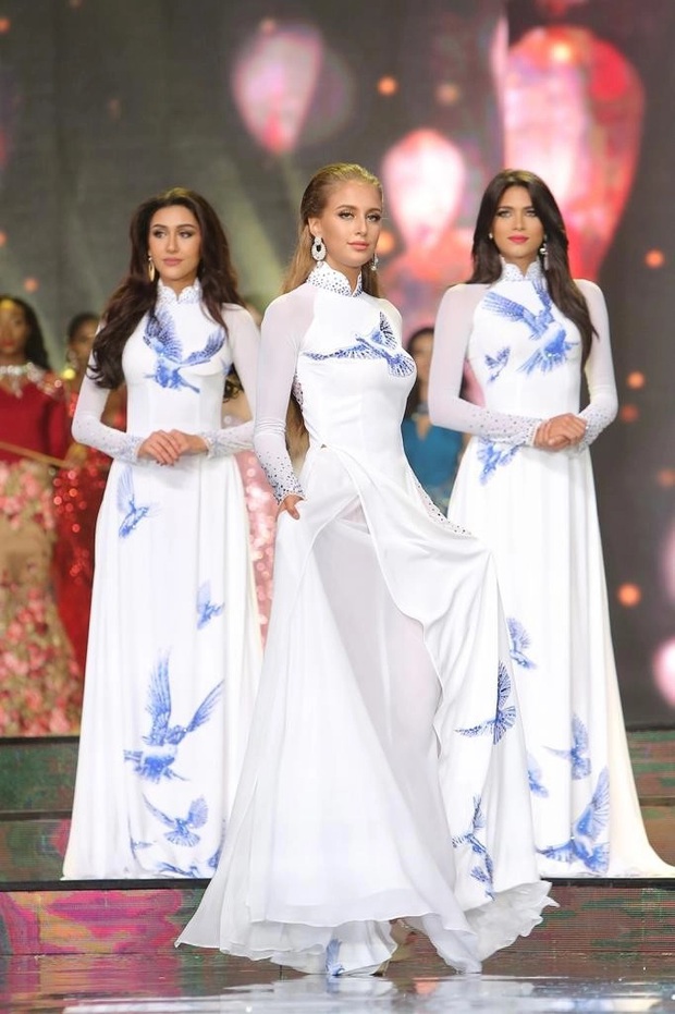 Hoa hậu quốc tế khi diện áo dài Việt Nam