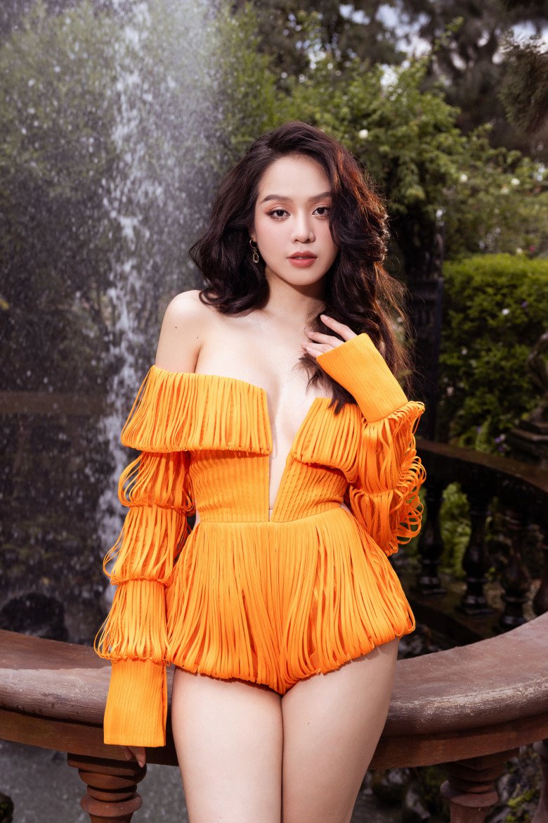 Hoa hậu trẻ tuổi nhất Việt Nam hiện tại với guu thời trang táo bạo