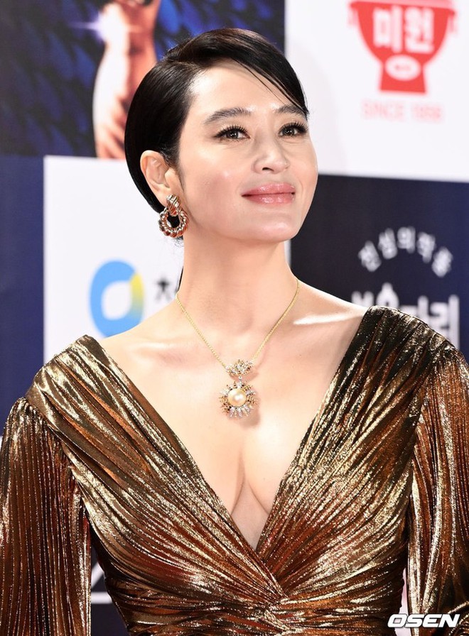 Vẻ đẹp nóng bỏng của nữ diễn viên Kim Hye Soo ở tuổi 53