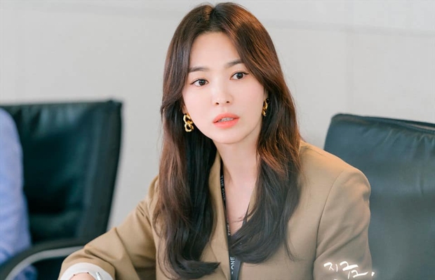 Kiểu tóc xoăn nhẹ bồng bềnh tuyệt đẹp của Song Hye Kyo