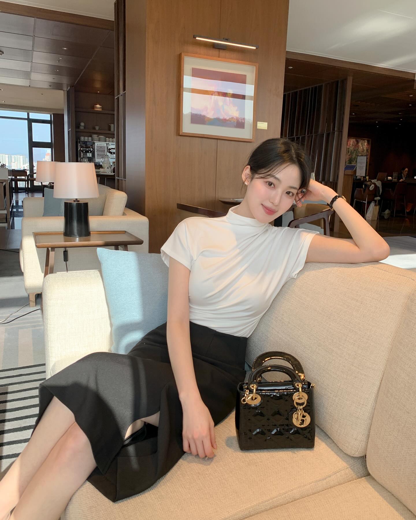 Những kiểu áo phù hợp với chân váy suông