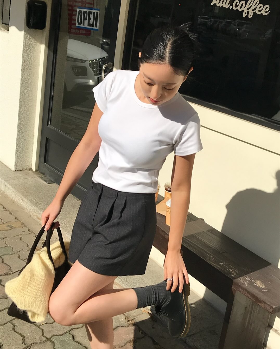 10 cách diện áo thun theo style tối giản