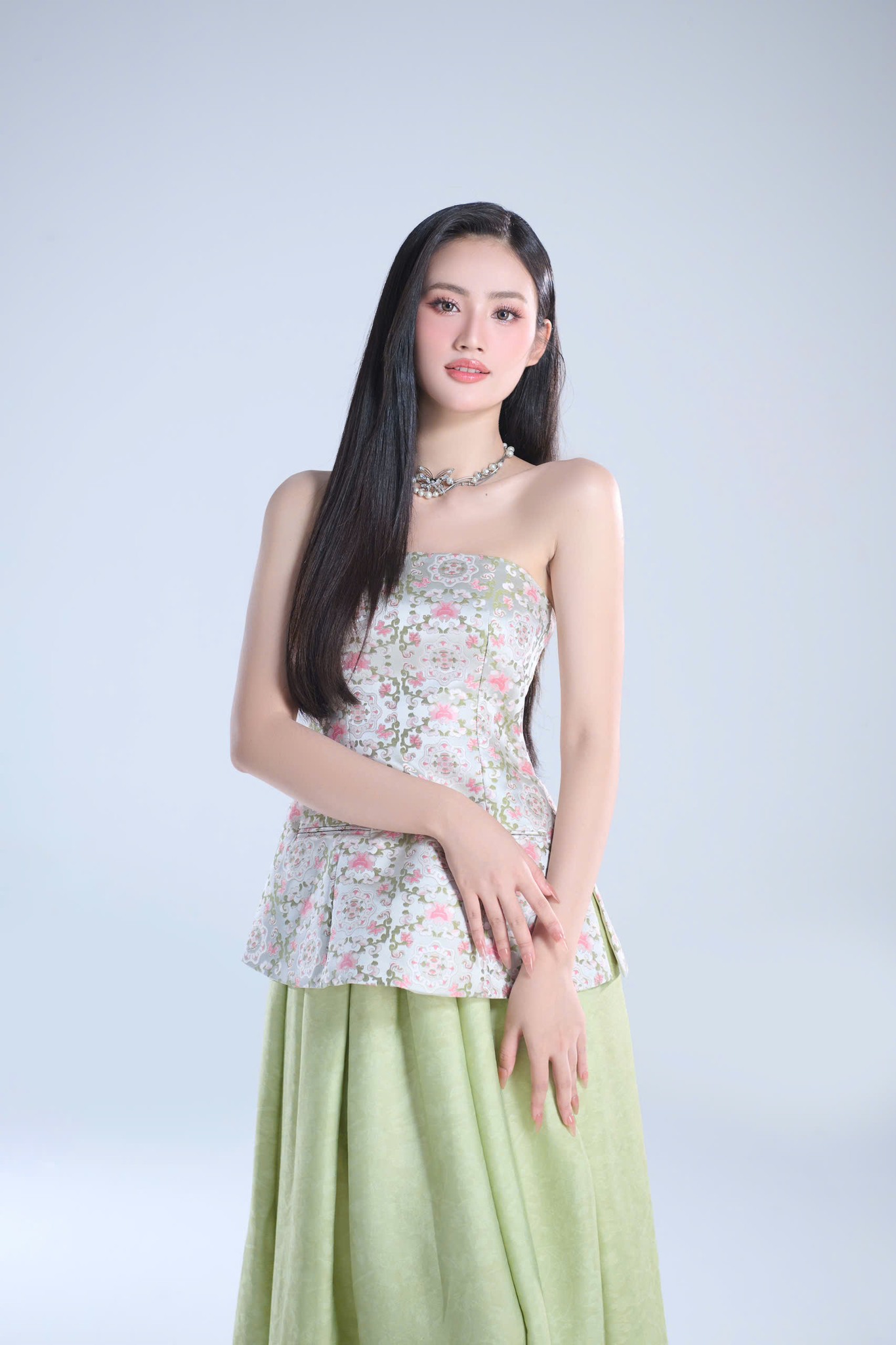 Guu thời trang dạo gần đây của Hoa hậu Ý Nhi