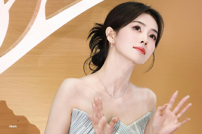 Đôi mắt trong veo của nữ diễn viên Bạch Lộc
