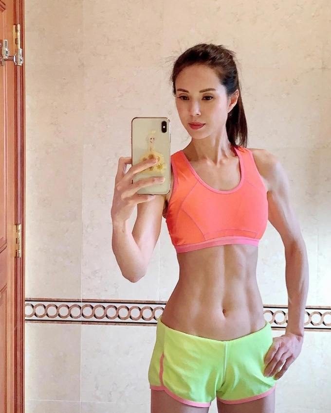 Cơ bụng số 11 săn chắc ở tuổi 60 của Lý Nhược Đồng