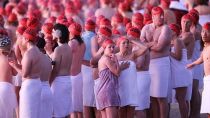 Tắm khỏa thân ở Australia để tiễn biệt đêm dài nhất năm