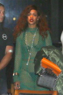 Đỏ mặt ngắm váy lưới khoe nội y của Rihanna