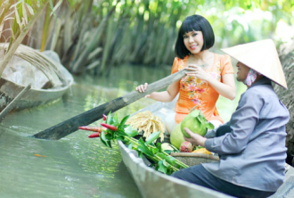 Việt Hương diện áo dài cách tân màu sắc