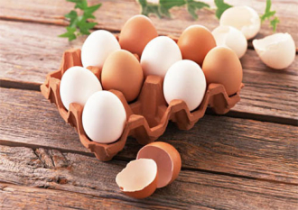 Trứng gà màu nâu hay màu trắng thì bổ hơn?