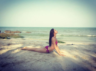 Sao tranh thủ khoe vẻ đẹp ‘sexy’ khi tập yoga trên biển