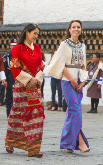 Vải may váy thăm Bhutan của Kate Middleton giá hơn 1.500 USD